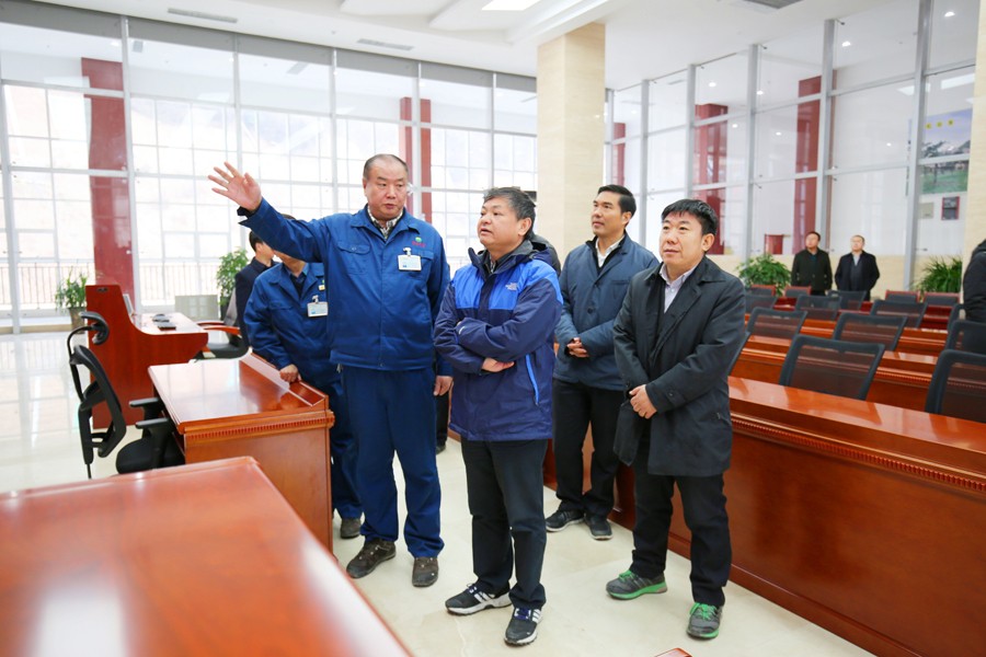 9-2016年12月，生態(tài)環(huán)境部部長(zhǎng)黃潤(rùn)秋（時(shí)任環(huán)境保護(hù)部副部長(zhǎng)）蒞臨金徽股份視察工作，對(duì)金徽股份 的環(huán)境保護(hù)工作給充分肯定。.jpg